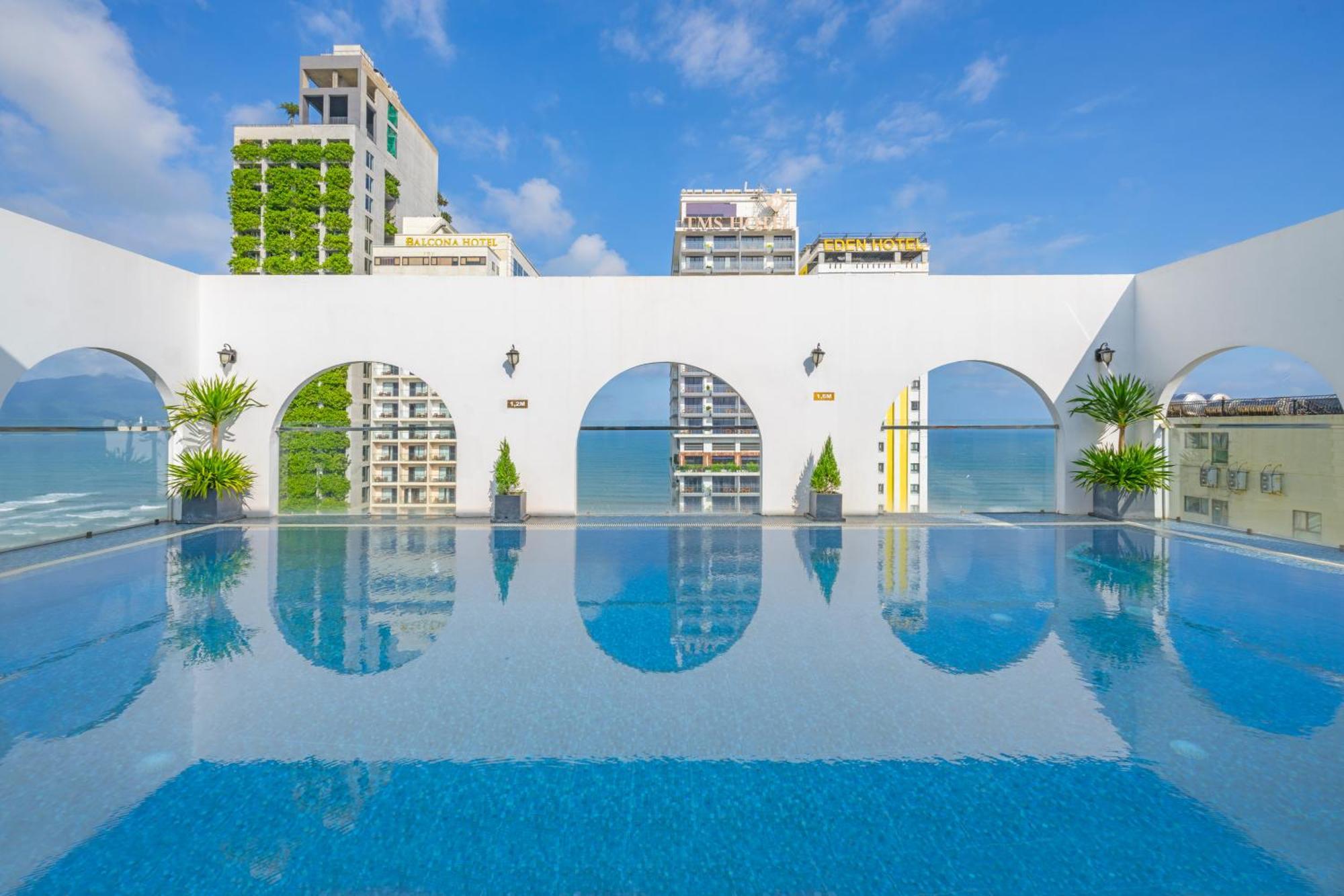 Golden Lotus Hotel Da Nang - Rooftop Bar Sea View Экстерьер фото