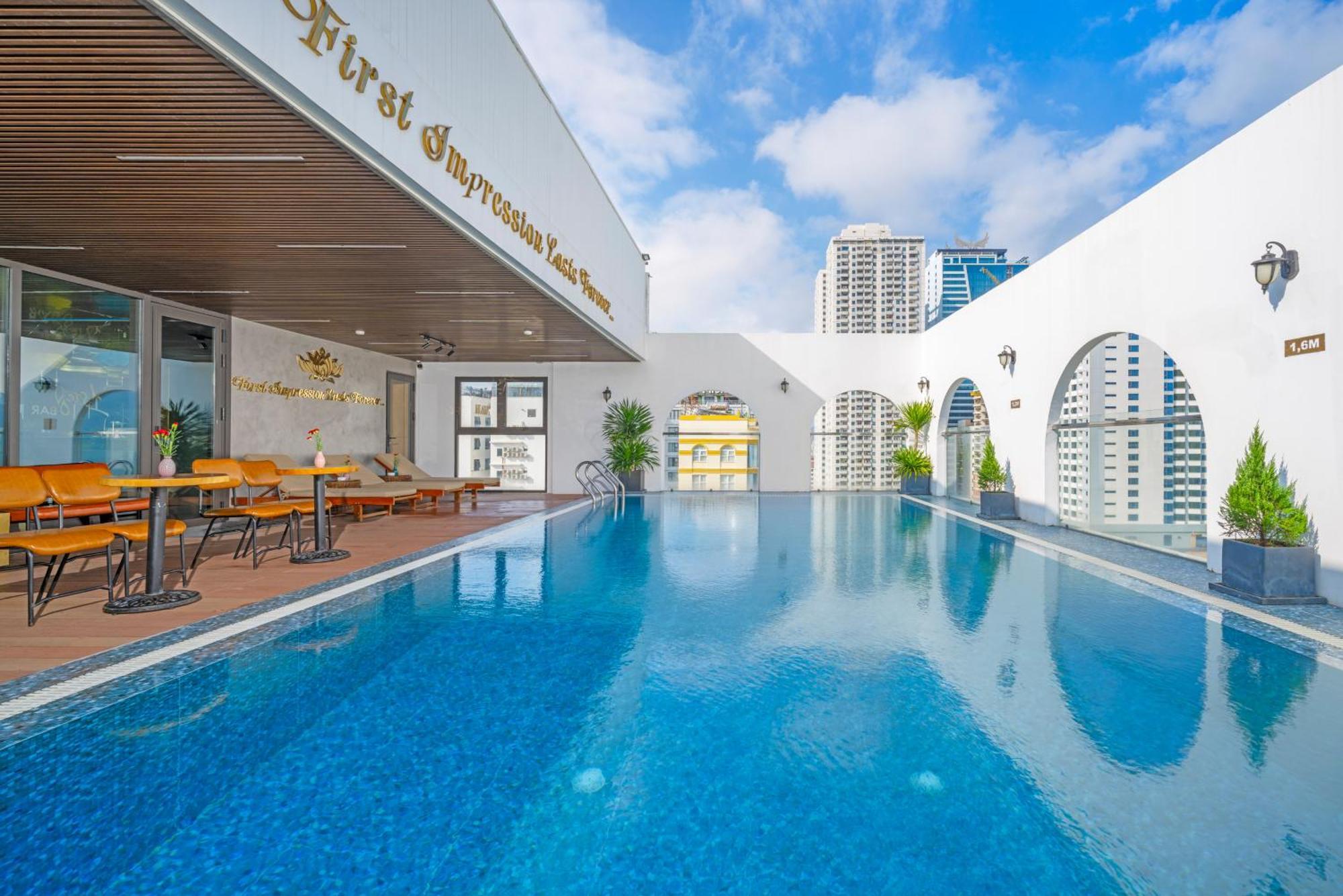 Golden Lotus Hotel Da Nang - Rooftop Bar Sea View Экстерьер фото